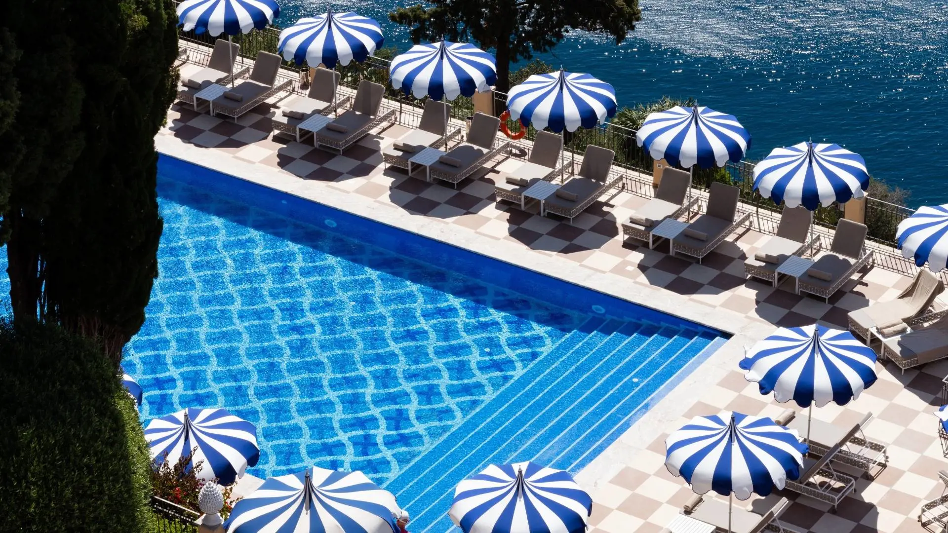 La piscina panoramica sospesa sullo Ionio